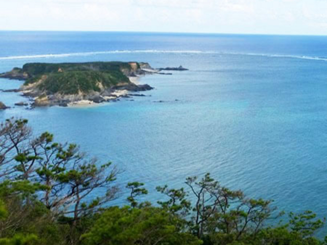 サンゴ礁でつくられた浅瀬である広大なリーフ内に浮かぶ無人島。_オクマナビ