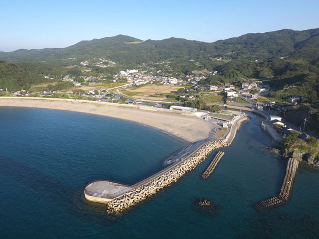 波も穏やかで家族連れに人気の海水浴場です。_高浜アイランド