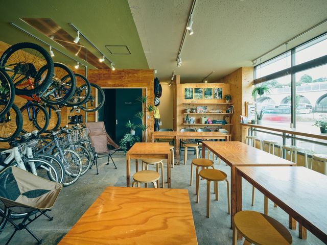 店内にはカフェやロッカー・更衣室、シャワー設備もあり。_東京裏山ツアーズ