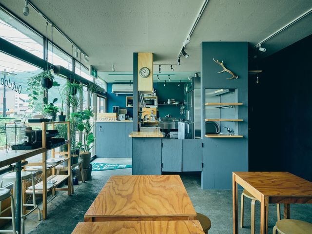 店内カフェは本格的なメニューで休憩やランチも人気です。_東京裏山ツアーズ