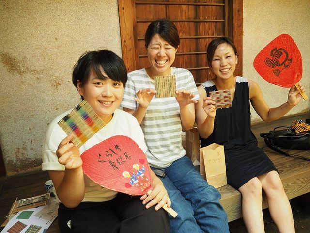 完成したコースター片手に記念撮影!みなさん良い笑顔(^^)自分で作ったものは特別感がありますね。_い草手織り体験 岡山ゲストハウスいぐさ