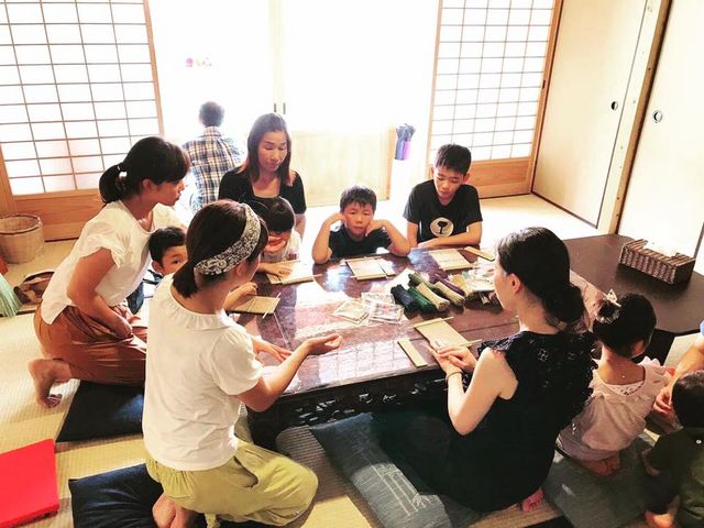 親子やご家族で体験される方も多いです。
い草のことも学べて、ものづくりも楽しめますよ。_い草手織り体験 岡山ゲストハウスいぐさ