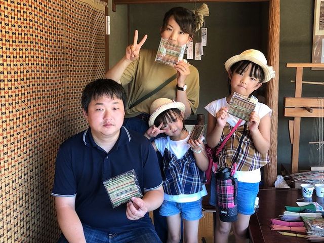 お姉さんは静かに丁寧に織って、妹さんは歌ったり、作ったり、楽しそうでした。お父さんは一番早く出来上がりました。お母さんの作品は爽やか、夏っぽい感じ。_い草手織り体験 岡山ゲストハウスいぐさ