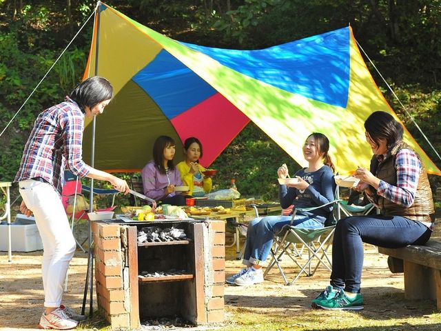 オートキャンプ場日帰りの様子(事前予約、有料)設備:水道、流し台、野外炉、木製テーブル、椅子付_県立もみのき森林公園