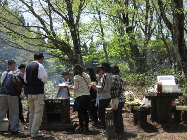 バーベキュー広場日帰り専用(事前予約、有料)設備:共同炊事場、トイレ、野外炉、木製テーブル、椅子付_県立もみのき森林公園
