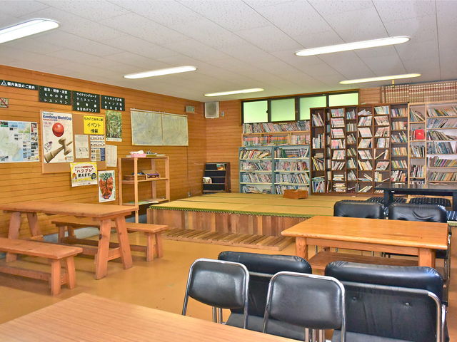 管理棟内にある休憩所漫画、小説等あり疲れた方は、雨の日等にご利用ください。_県立もみのき森林公園