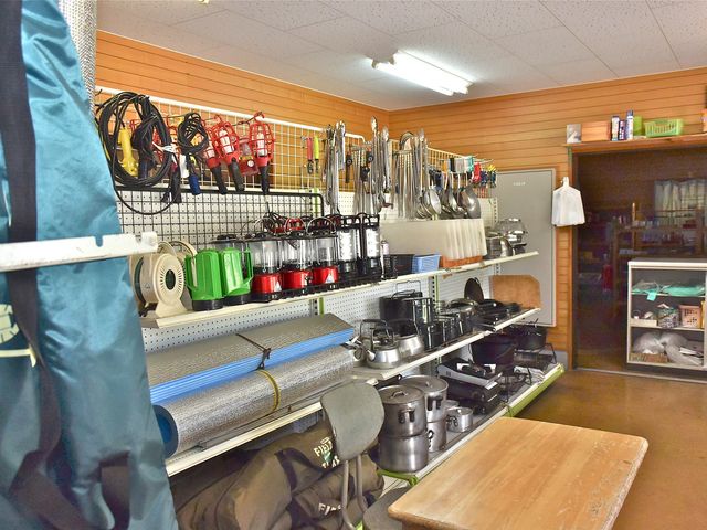 管理棟内レンタル窓口炊事用具(飯盒、鍋など)、ランタン、シュラフなど_県立もみのき森林公園