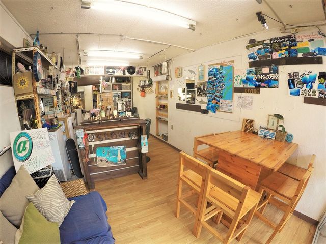 ショップは人気の北谷エリアに。のんびりお喋りだけに来るゲストも♪_アルファダイブ北谷店