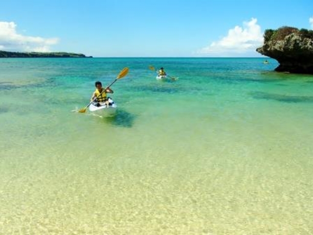 ショップ前のビーチは透明度抜群、これぞ美ら海_OKINAWAマリンワールド