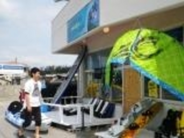 ショップはリゾートエリア県道6号沿いで白のガーデンデッキが目印です。_OKINAWAマリンワールド