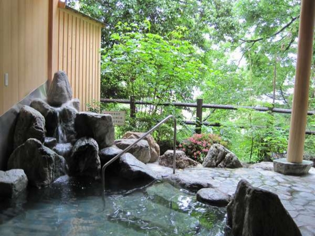 目の前には竹林と渓流を望む癒しの露天風呂♪_秩父小鹿野温泉旅館 梁山泊