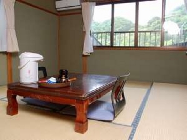 自然の中に、落ち着いた空間です。窓の外は秩父の山々_秩父小鹿野温泉旅館 梁山泊