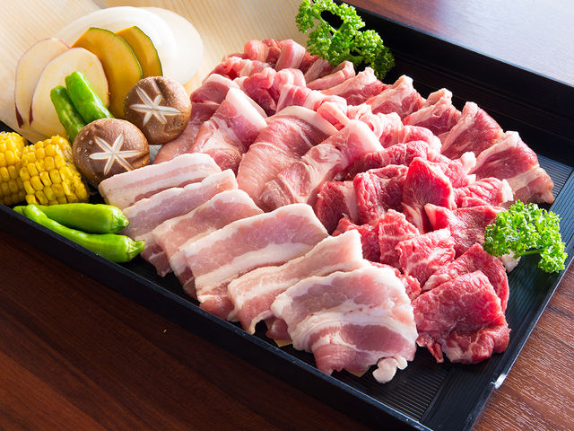 お肉はたっぷり300グラムご用意。厳選された牛カルビや牛赤身、豚ロースと豚バラの盛り合わせです。_シーアイガ海月