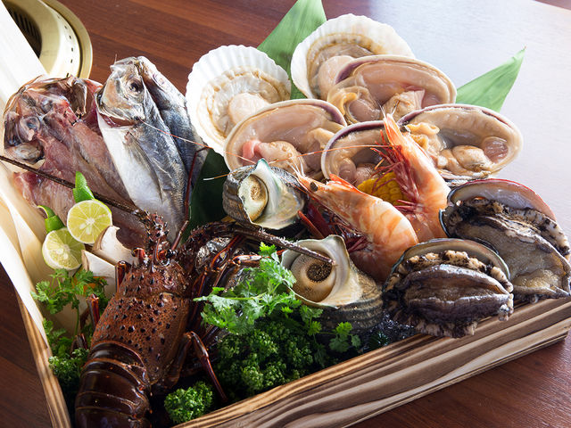 海鮮スペシャルセットはアワビに加え、伊勢エビまで付く豪華なセット!お腹も心も大満足!※写真は2名盛りです。_シーアイガ海月