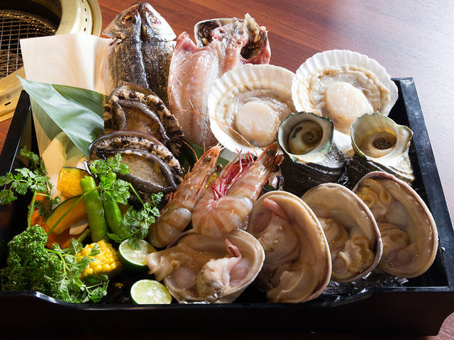 海鮮満腹セットは鮑が1つ付く贅沢セット!その日の気分で変更できるのも魅力です。※写真は2名盛りです。_シーアイガ海月