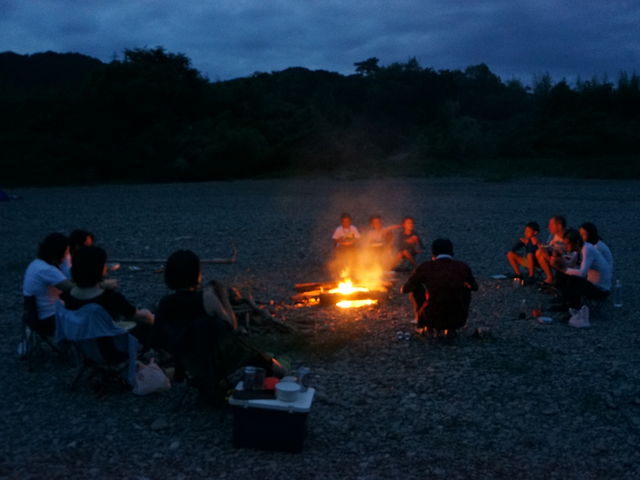 カヌーキャンプツーリングの夜は、たき火を囲んで思い思いの時間を過ごします。_アウトドアスペース