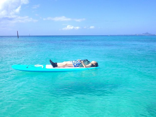 海上でのんびりお昼寝タイム!天然のウォ〜タ〜ベッドや〜♪_SUP・クリアカヤック Nice Time Okinawa