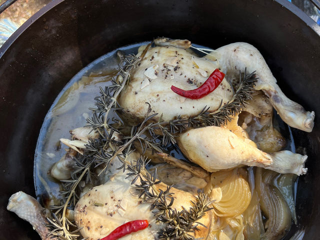 うれしいサービス!若鶏を丸まる1羽ダッチオーブンで蒸し焼きに!6名様毎に1羽付。_ファーマーズヒル(旧かたつむり)