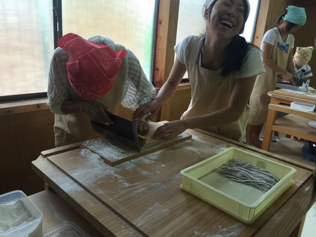 いよいよソバを切ります_食彩館山ぼうし