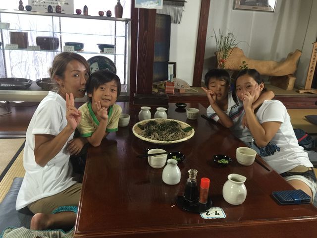 自分で打ったそばを隣の食彩館山ぼうしで食べることができます。_食彩館山ぼうし