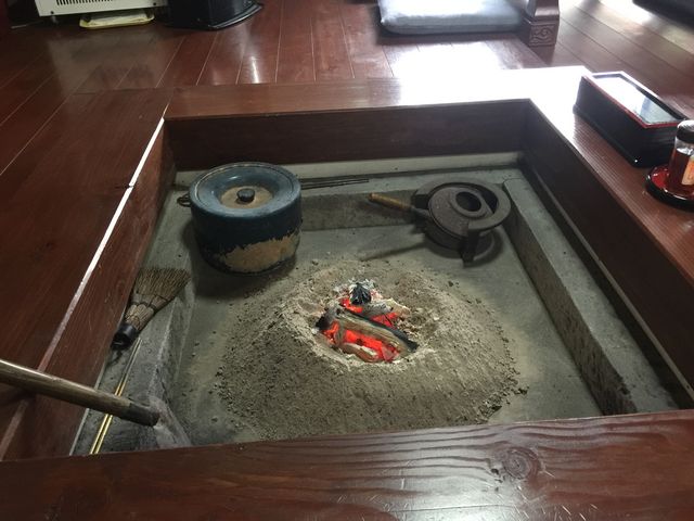 冬は囲炉裏に炭を入れます_食彩館山ぼうし