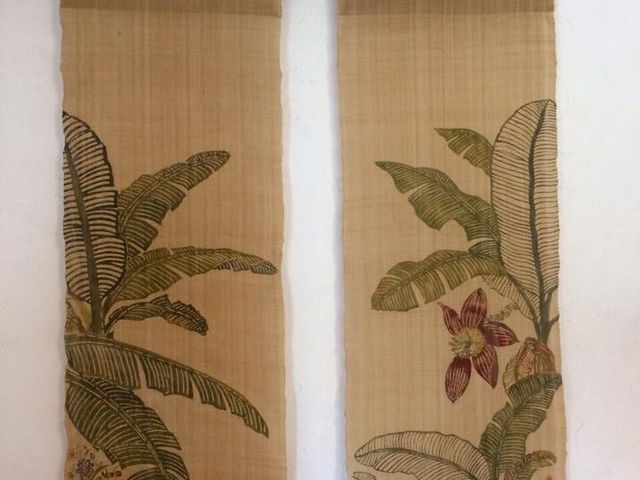 芭蕉布に紅型で糸芭蕉を染めたタペストリーです。工房のギャラリーに展示しています。_染織工房バナナネシア
