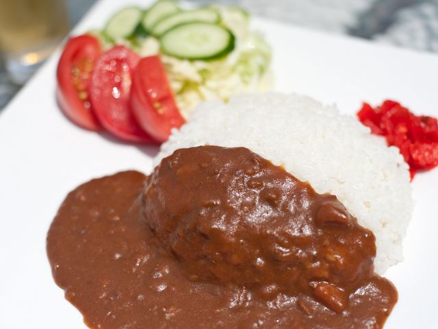 潜った後は名物のカレーでお腹いっぱい!_スキューバプロショップ富戸