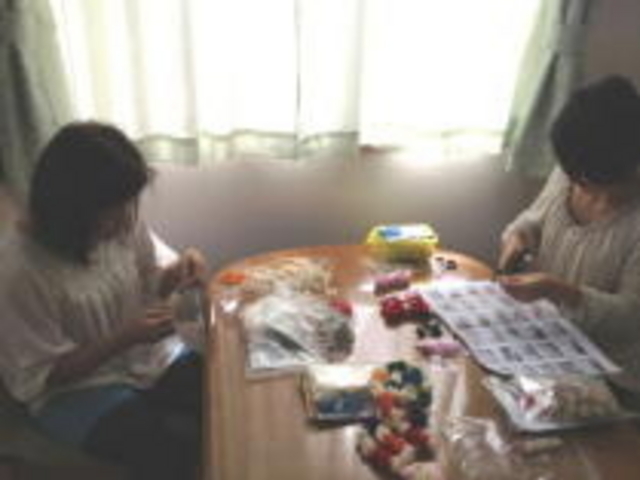 レッスンは写真付きのレシピを使用致します。レッスン中に完成出来なくてもご自宅でもご自身でお作り頂けます。ご友人などのプレゼントにご自宅でお作り頂くことも出来ます_ハワイアンリボンレイ・ハンドメイドのお教室マカナアロハ