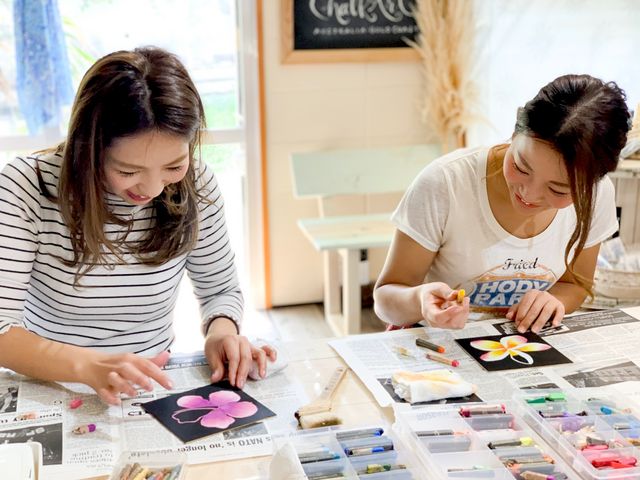 癒しの店内でおしゃべりしながら楽しんでね♪_チョークアート専門店 KANAE CHALK ART. 沖縄