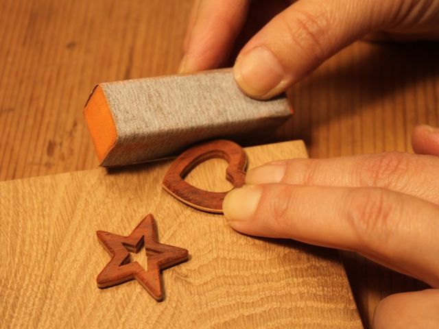 木でできたハートや星を立体的に形を創る_木工房「まえさん塾」