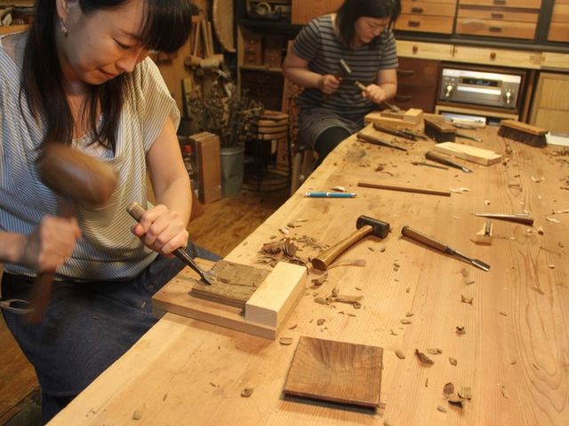 ノミを玄能でたたき角皿
彫りませんか、コン・コン・コン気持ちいいですよ!!_木工房「まえさん塾」
