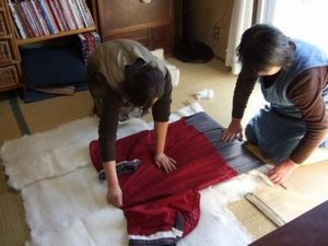 はんてんに綿を入れているところです。_和布工房はんてん屋
