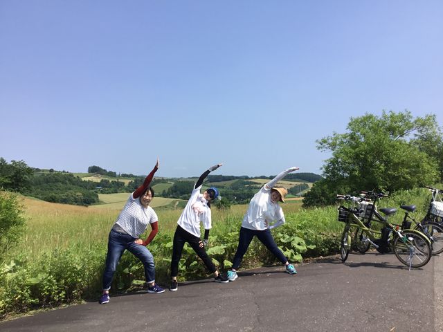 すこーし足を伸ばして、歩くよりも少し早い速度で富良野の丘陵地帯をサイクリング。きっと見えなかった新しい発見がありますよ!_ウレシパ・フラノ