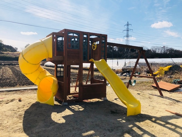 ハウスの外には小さい子向けの遊具も♪_石川いちご園