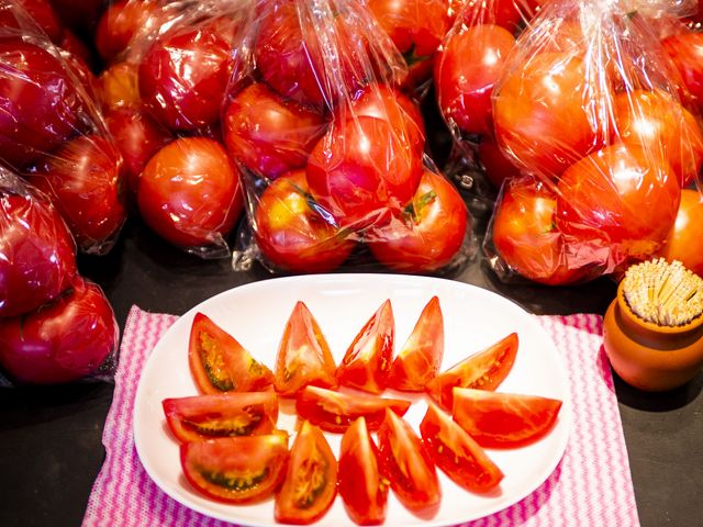 大玉とまと。
まずは、ご試食からどうぞ。配送なども承っております。_ワンダーファーム