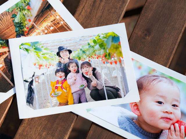 いちご狩りの思い出をカタチに☆
写真を撮っても印刷することって少ないですよね。
当園ではお昼も夜もお写真を撮って印刷してプレゼントしております。_ベジタブルガーデン