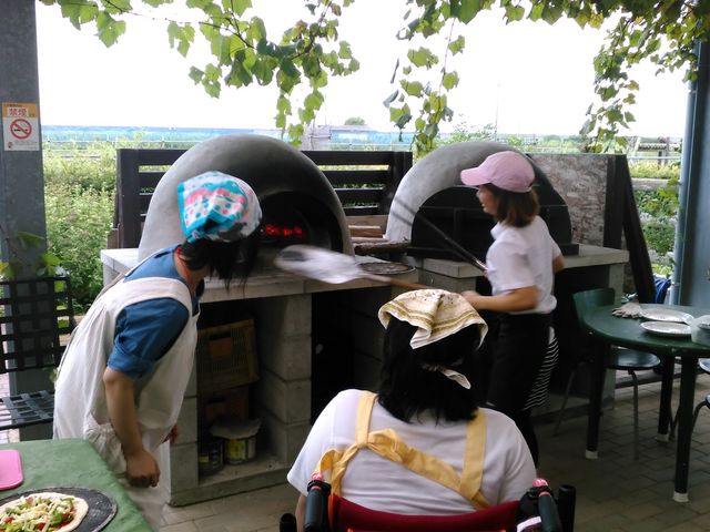 人気のピザ作り体験。焼きあがる瞬間を是非ご覧下さい。_季節体験農場 花の海