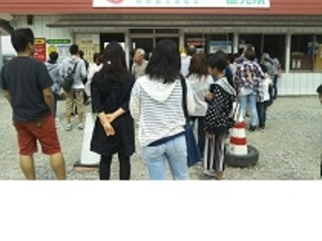 直売所に行列ができ、朝採りいちごは午前中には完売します。_和田観光苺組合