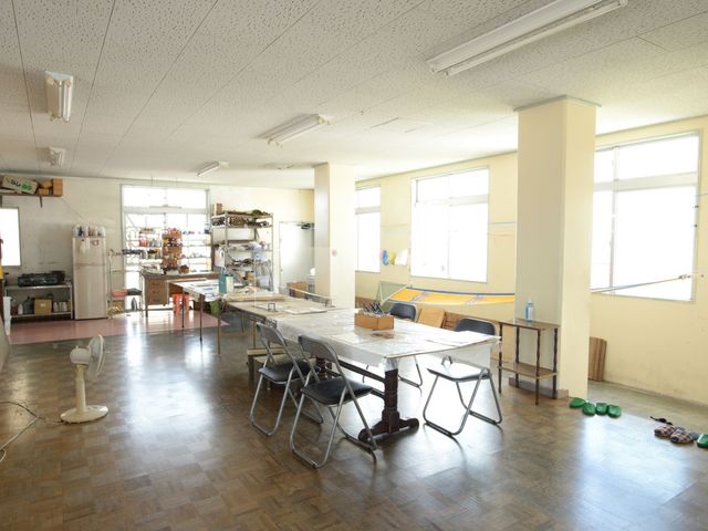 広々とした工房内は窓も多く風通しもとても良いです。_城紅型染工房(ぐすくびんがた)