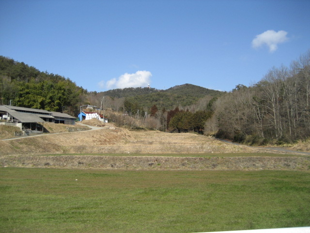 標高608mの大和山(oowasan)、窯は国道484から300m北に入る。左手は隣の牛舎。看板が2つ出ています。「備前焼 玄明」「フラクタルの森」_備前焼玄明
