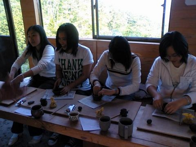 岡崎嘉平太記念財団のアジアからの奨学生
大和山頂上の休み堂にて
_備前焼玄明