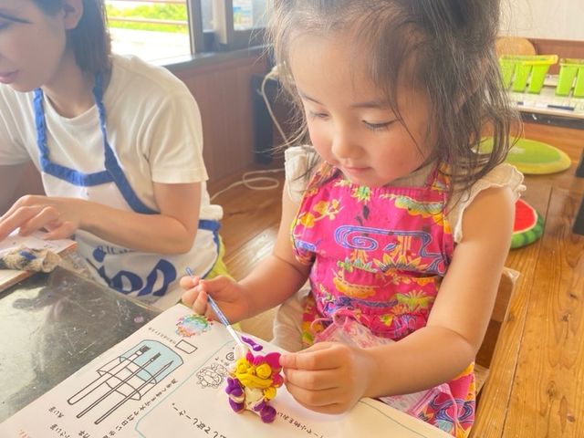 お子様も沖縄エプロンで沖縄NO.1の笑顔の家族写真!「ハイシーサー!」大きなテラスは海が目の前に広がる贅沢なキッズスペース。_可愛いシーサー専門店 まいまいシーサー