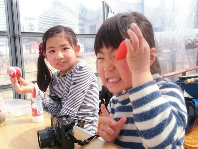 練乳、チョコなどトッピングは持ちこみ自由です!_くぼいちご園