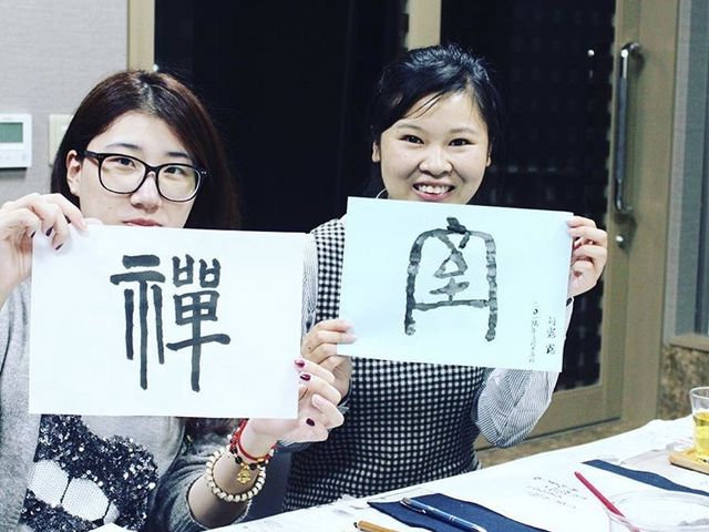 お友達同士で参加される方も沢山いらっしゃいます_書道アート・ワークショップ SHINSEN ART