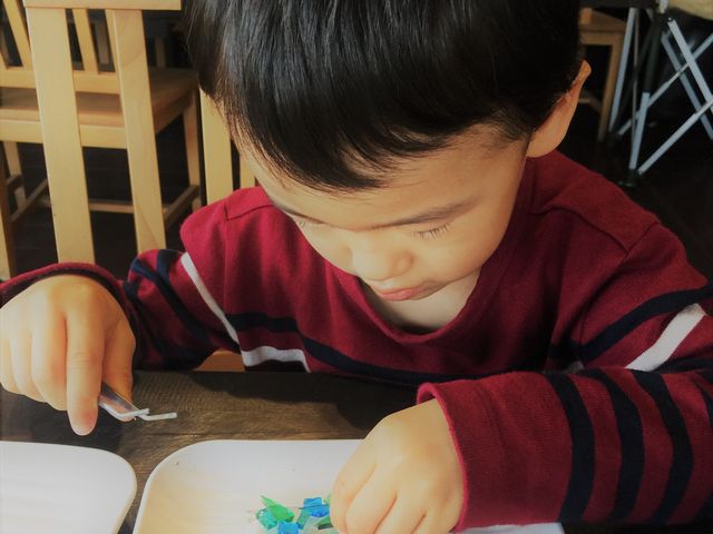 4歳さんが箸置き体験中_軽井沢ガラスギャラリーアームス