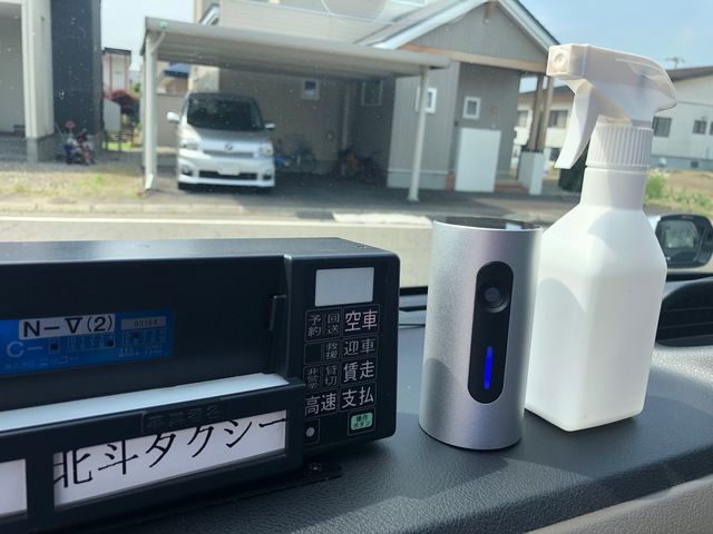 車内に小型オゾン発生器を搭載し除菌。
ピュオロジェン消毒液を搭載し常に除菌。_北斗タクシー有限会社