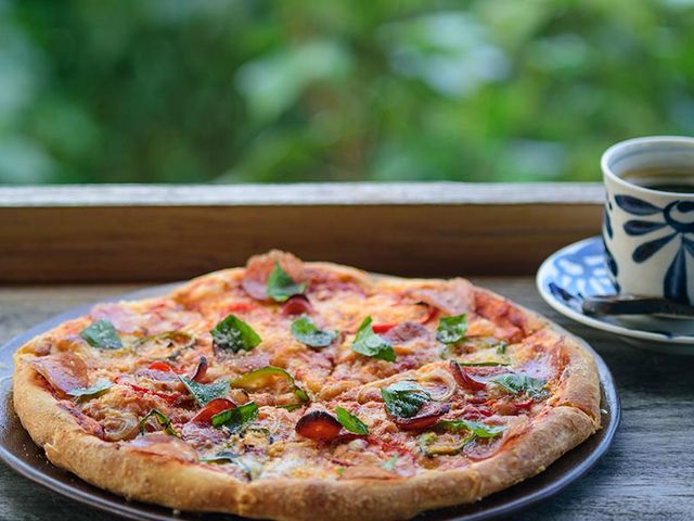 Cafe土花土花看板メニューのピザです。Cafeで使用する食器も玉田の作品。_青風窯