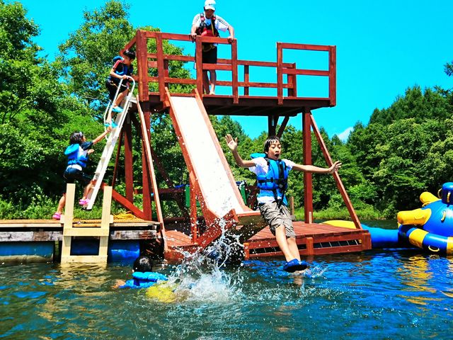 水上に浮かぶ二階建てのテラスとビッグスライダーに胸はドキドキ♪_福島県・会津・裏磐梯・キャンプ&ステーキBBQ体験 裏磐梯ウォーターパーク