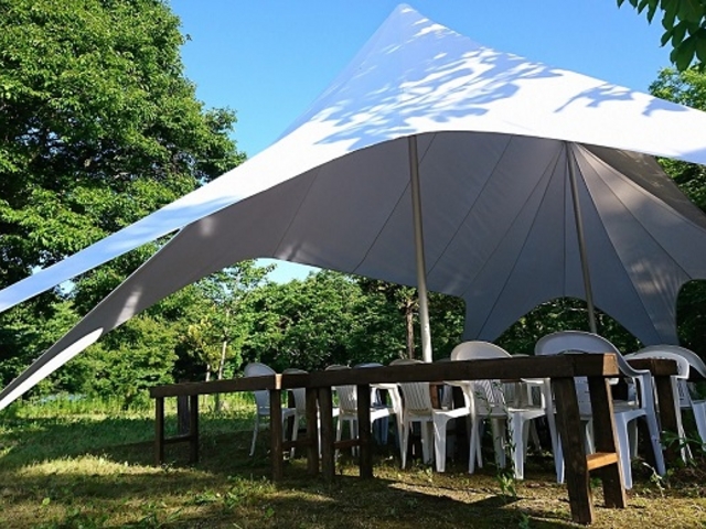 木漏れ日の下で楽しむBBQ専用のスタイリッシュなビッグタープ_福島県・会津・裏磐梯・キャンプ&ステーキBBQ体験 裏磐梯ウォーターパーク
