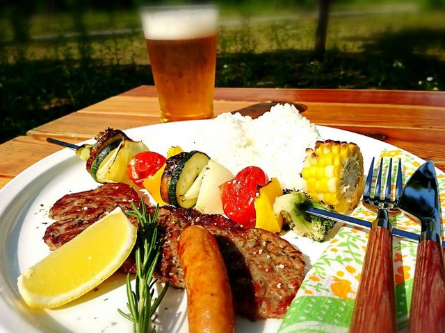ステーキに冷たいビールは最高の組み合わせ♪_福島県・会津・裏磐梯・キャンプ&ステーキBBQ体験 裏磐梯ウォーターパーク